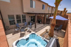 NEW Townhome - Private Hot Tub, Fire Pit & Pool at Quiet Vida-Sol Community